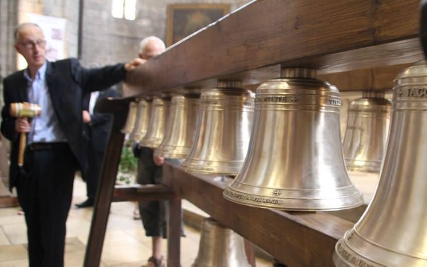 Villefranche-de-Rouergue. Les 49 cloches de la collégiale.